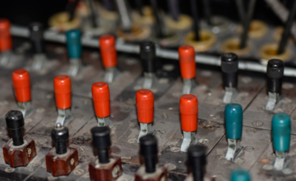 当我们在谈论「航插线」时，我们在谈论什么？